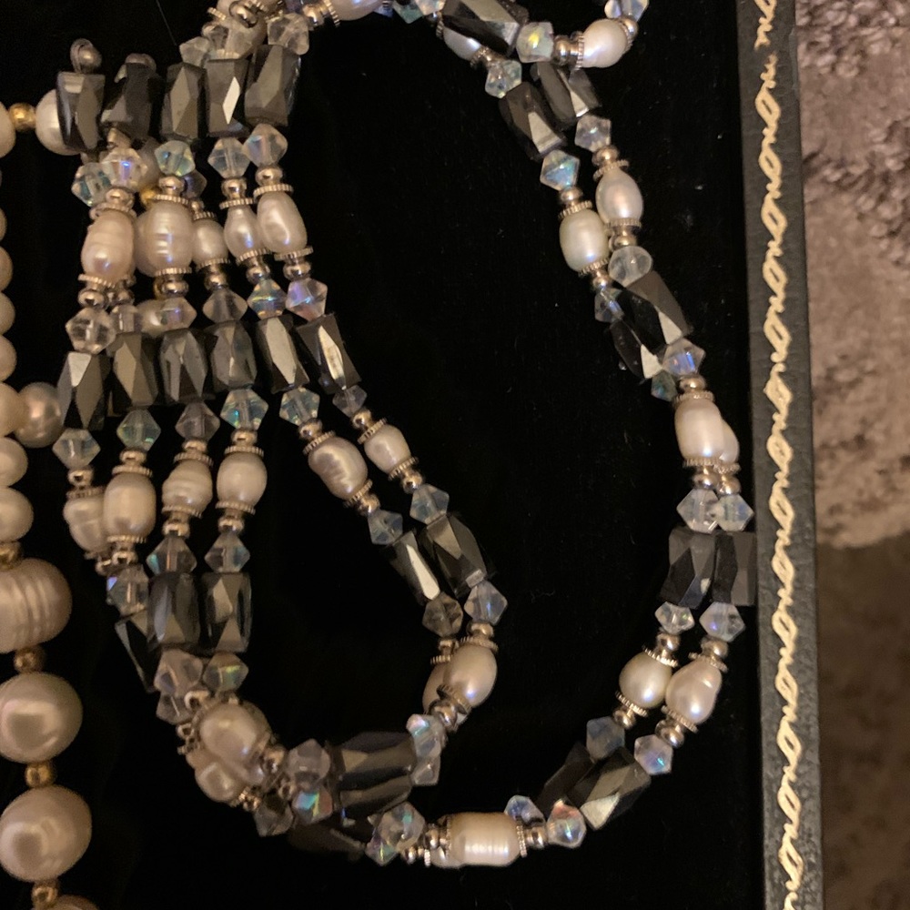 Magnetic necklaces, pearl necklace lariats